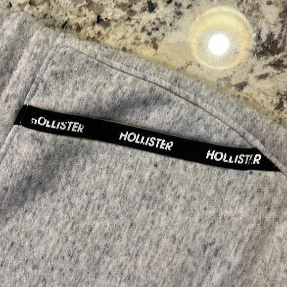 Hollister shorts and a size large - Picture 3 of 5
